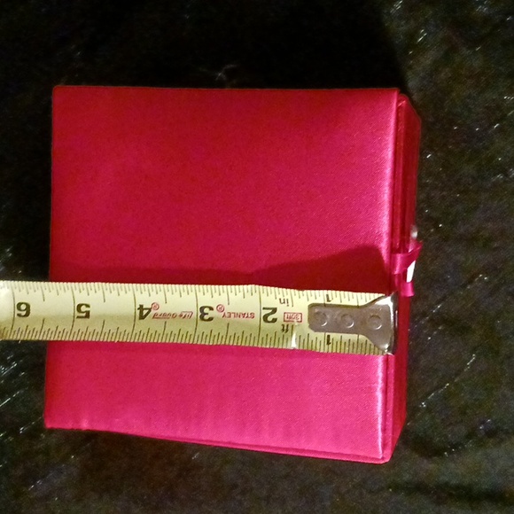 Red Satin gift box with unique closure - Picture 11 of 11